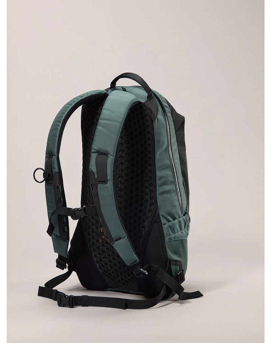 お気軽に仰って下さい美品【☆ Arc'teryx 】Arro 16 Backpack - バッグ